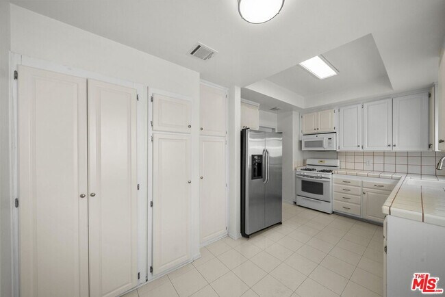 Building Photo - 14572 Dickens St