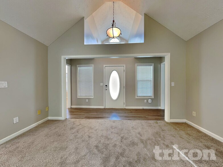 Building Photo - 2051 Meadowglen Ln