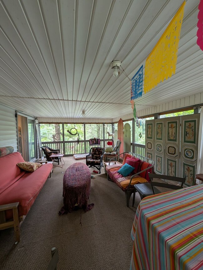 Building Photo - Black Mountain Rental!