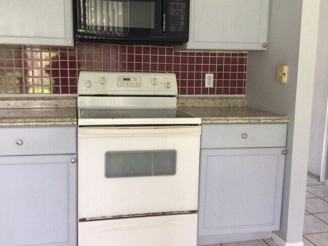 Building Photo - 1-Story Home.. 4 bedroom 2 bath home