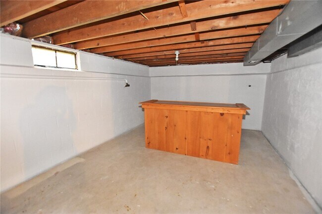 Building Photo - 300 Howland Ave