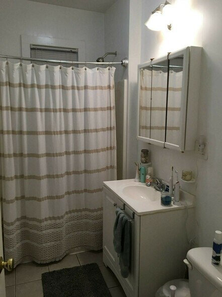 Building Photo - 162 Kelton St