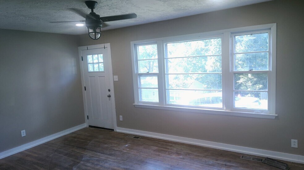 open concept living room - 2626 Vucrest Ave