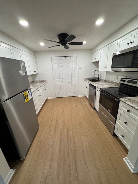 Building Photo - 6605 Vandre Ave