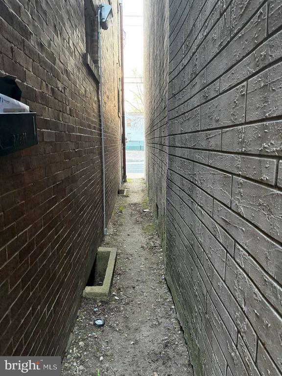 Building Photo - 915 N Delaware St