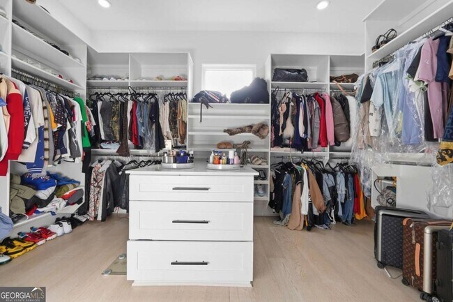 Building Photo - 556 Versailles Dr