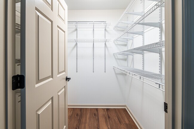 Building Photo - 632 Applegate Ln