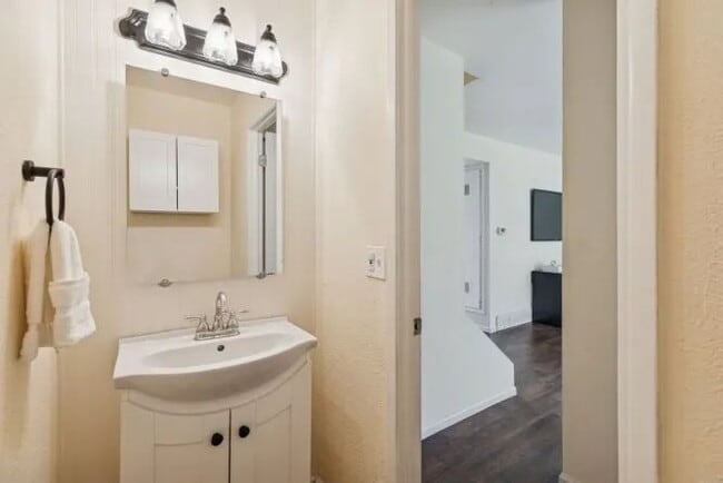 Building Photo - $2,350.00 - 4 Bedrooms, 2.5 Bathroom, Town...