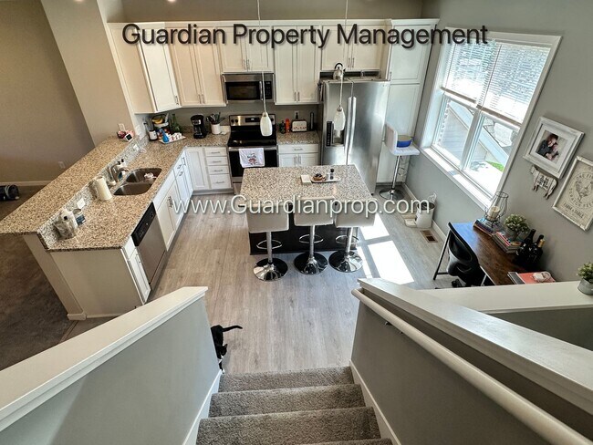 Building Photo - Champlin Town Home, Fireplace, 2 Car Garag...