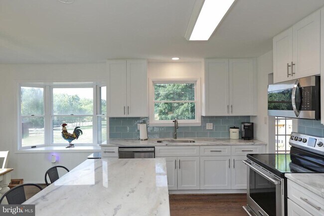 Building Photo - 8530 Wedding Dr