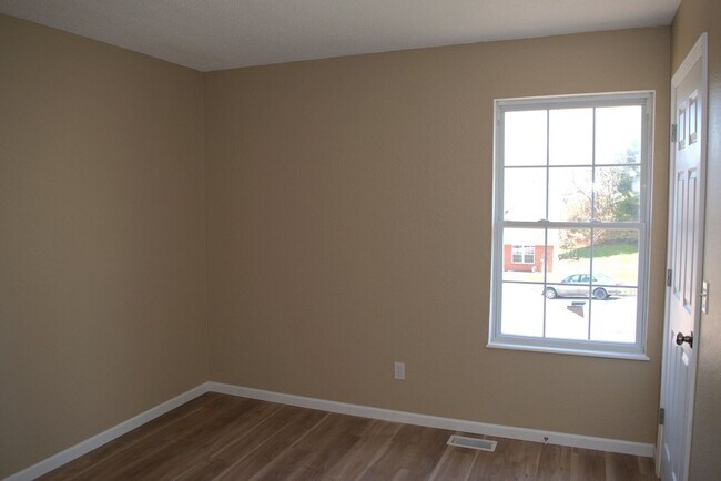 Building Photo - 1309-1311 Godas