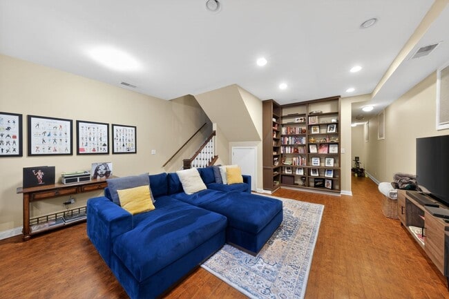 Building Photo - 724 W Briar Pl