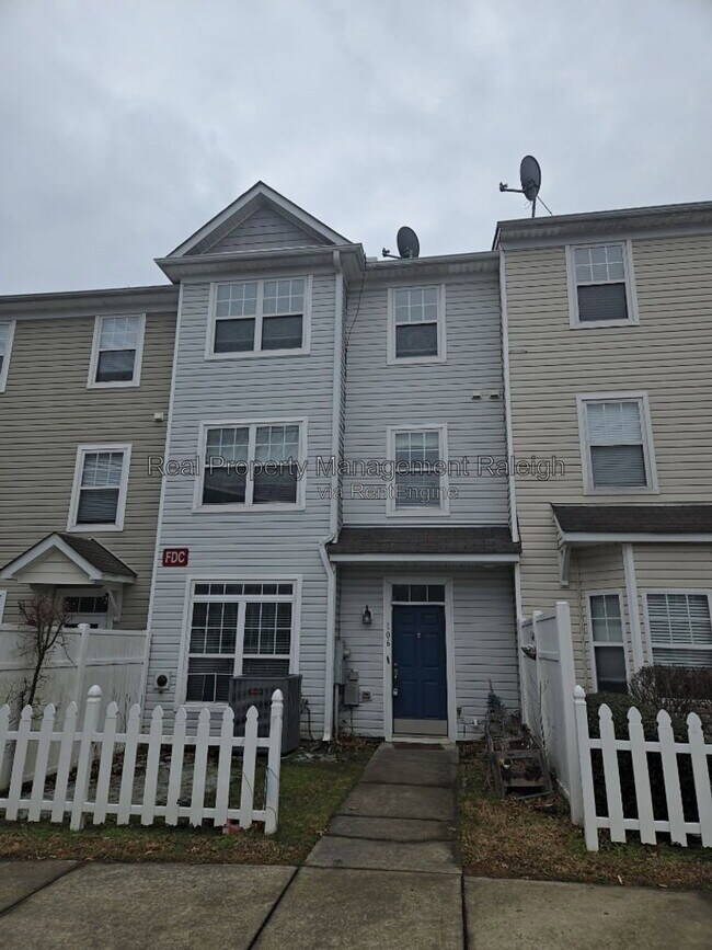 Building Photo - 8631 Neuse Club Ln