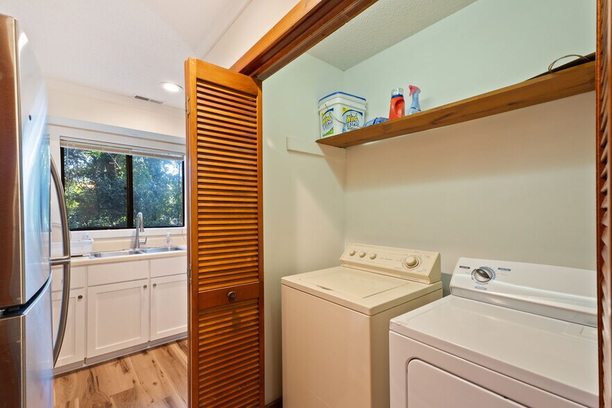 Building Photo - 609 Hillsborough St