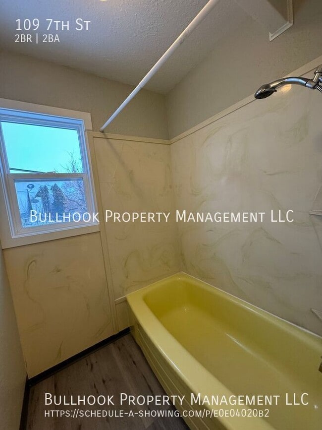 Building Photo - 109 7th St