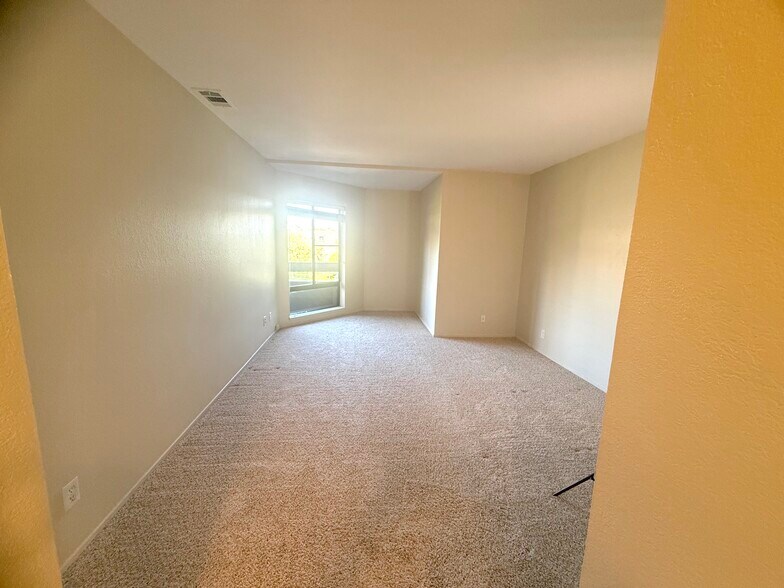 Large Main Bedroom - 815 Sea Spray Ln