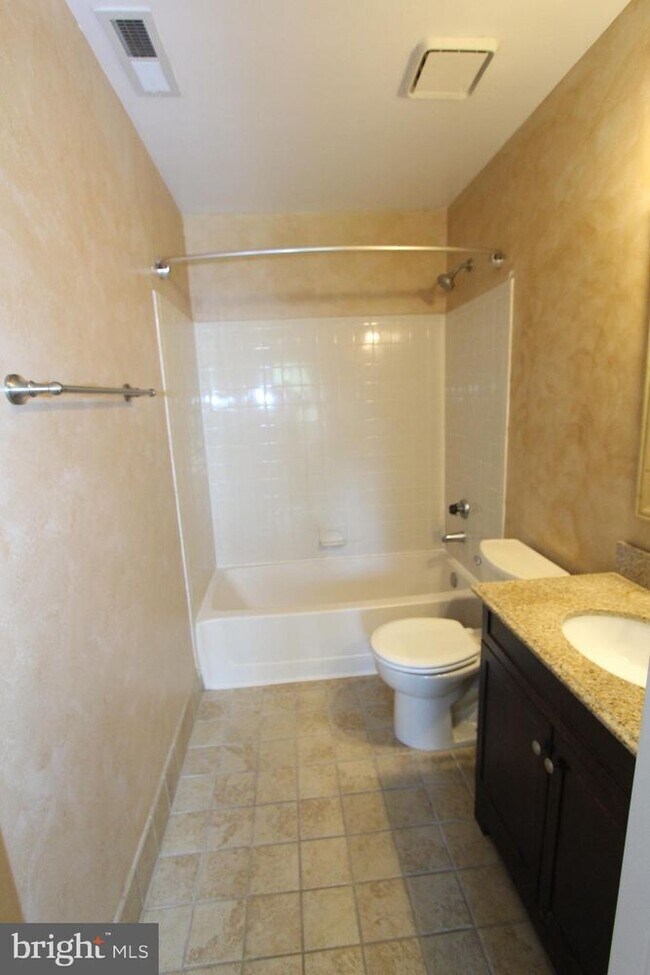 Building Photo - 208 Ravens Crest Dr