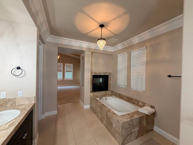 Building Photo - 3032 Hanson Ave