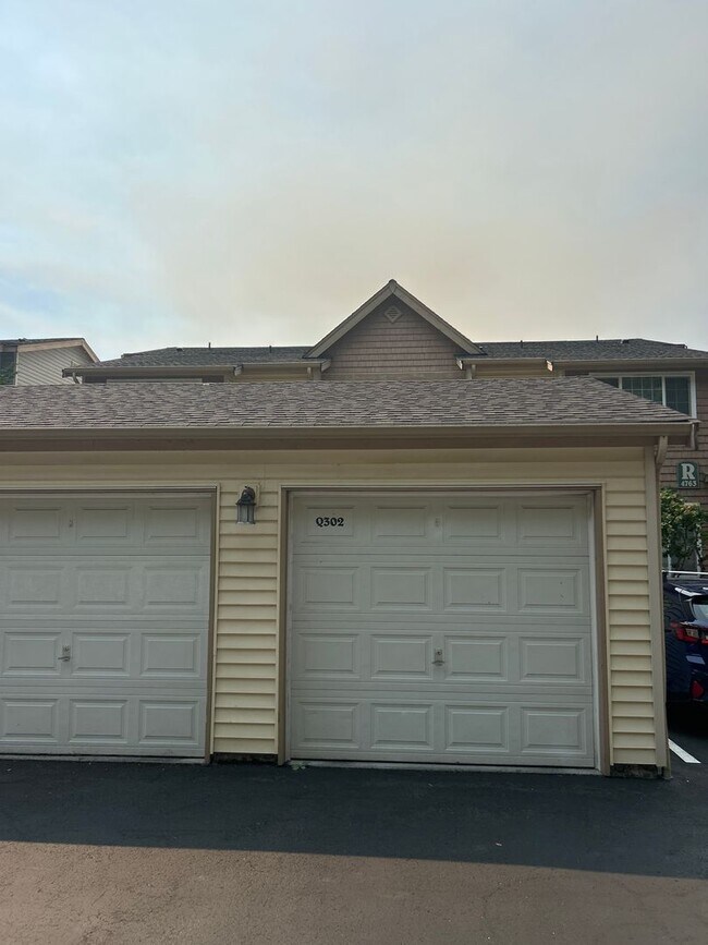 Building Photo - 2B, 2BA upstairs condo in SW Renton with g...
