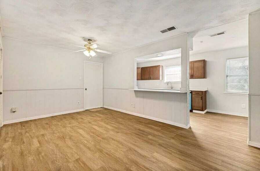 Building Photo - 10125 Muskogee Dr