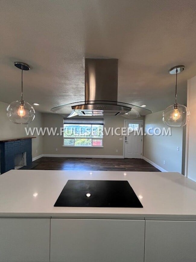 Building Photo - Exceptional South Beacon Hill 3 BD 2 BA! Huge Deck!