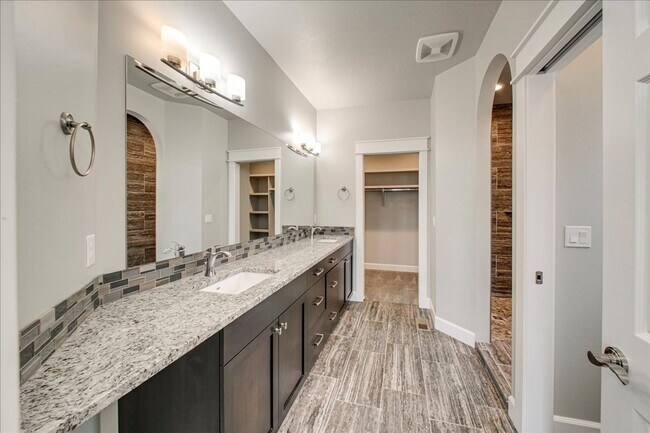 Building Photo - Beautiful Home in Desired Hazelwood Subdiv...