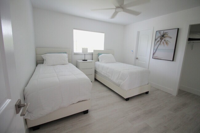 Building Photo - 217 3rd St