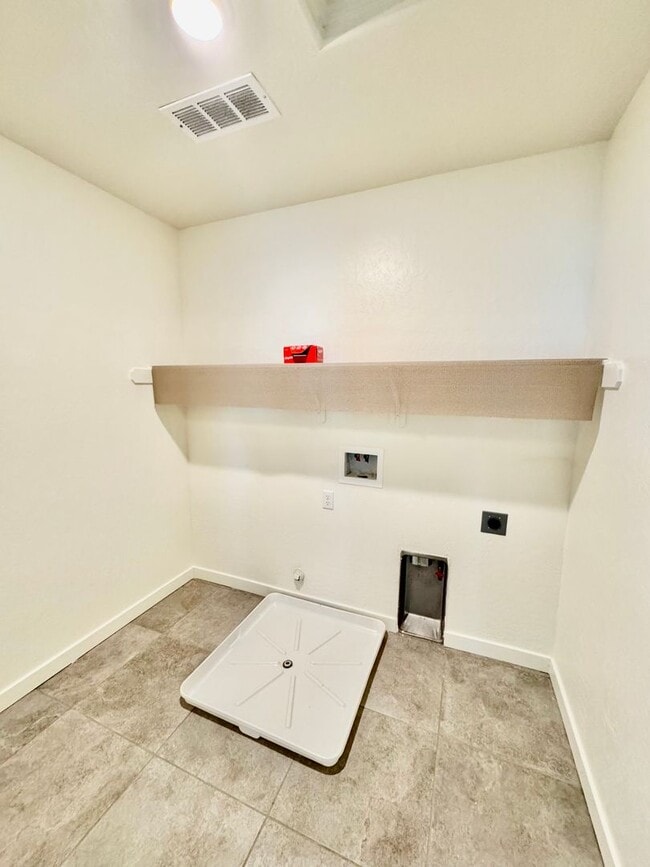 Building Photo - Huge 5 Bedroom + Den, 3 Bath Home Close to...