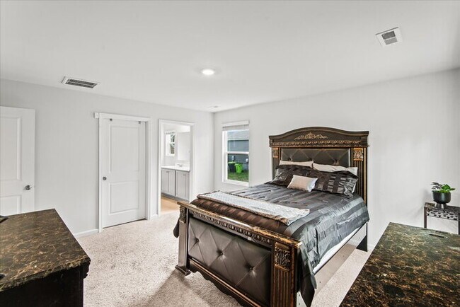 Building Photo - For Rent: Modern 4-Bedroom Home with Priva...