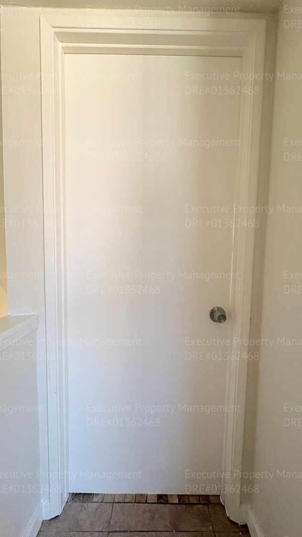 Building Photo - 2 bedroom 1.5 bathroom townhome near shopping centers and hospital! Located in the 93305 zip code...