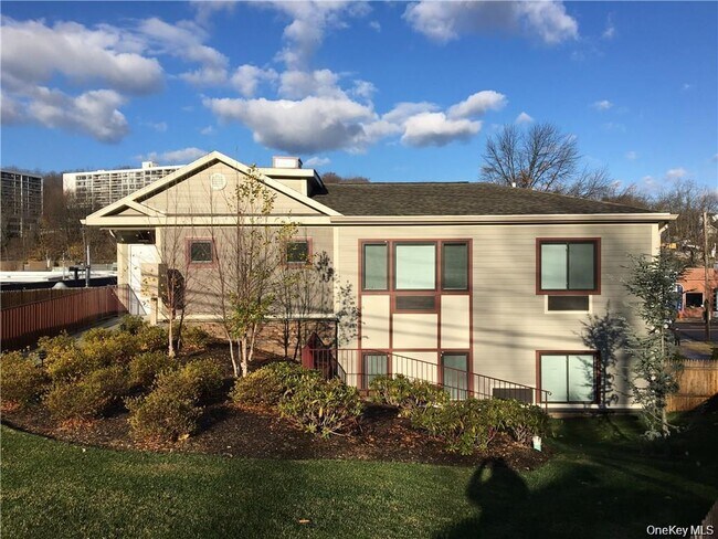 Building Photo - 160 Chatterton Ave