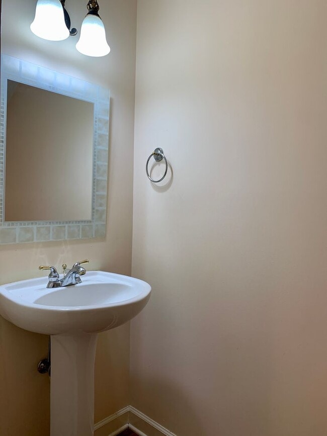 Building Photo - AMAZING Luxurious Residence, Near Educational Facilities, With Upscale Amenities!