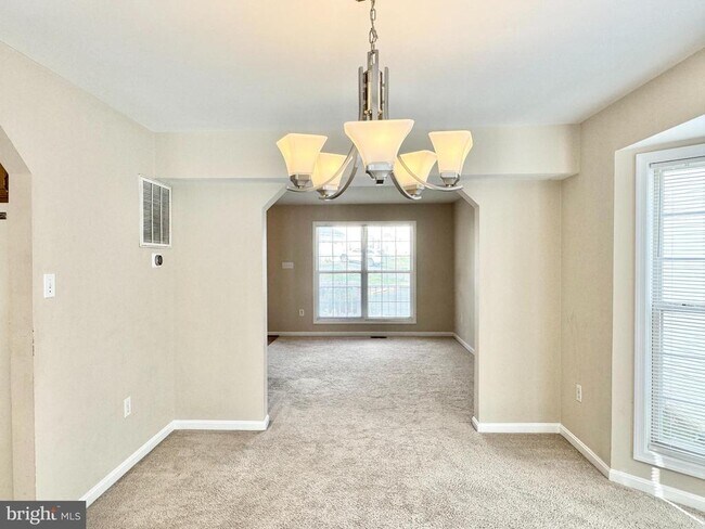 Building Photo - 9 Kimberly Dr