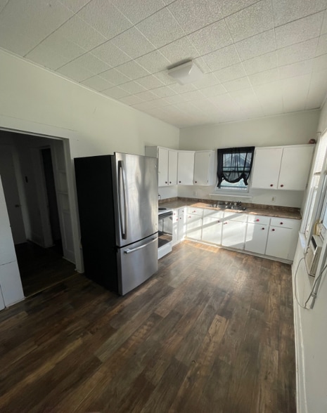 Building Photo - 707 N Lamar Ave