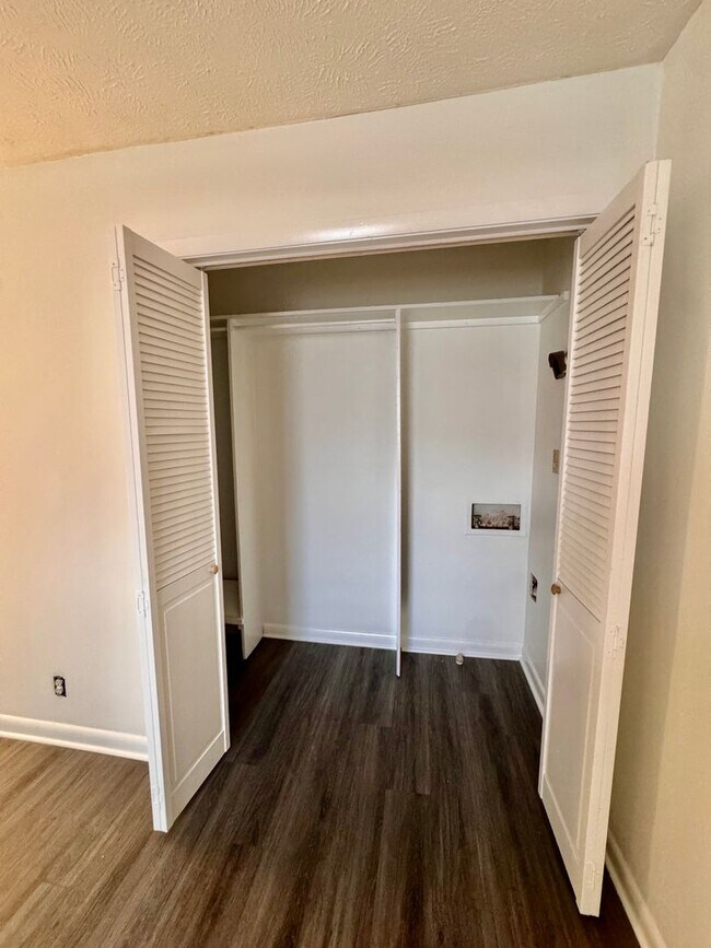 Building Photo - 5144-5158 Linbar Drive