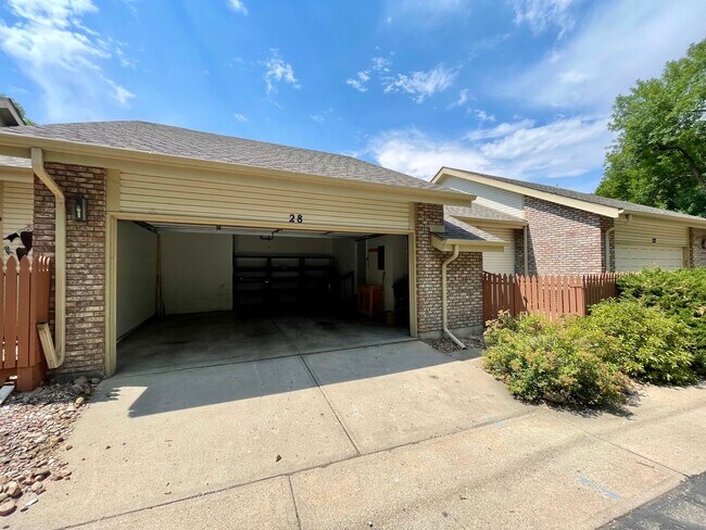 Building Photo - Beautifully Updated 3-Bed, 3-Bath Townhome...