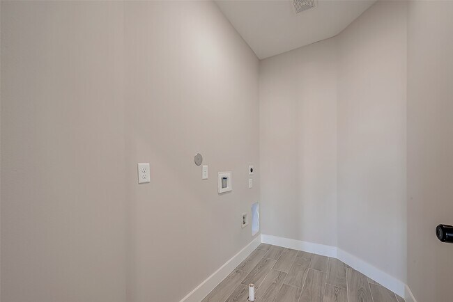 Building Photo - 8128 Chateau St