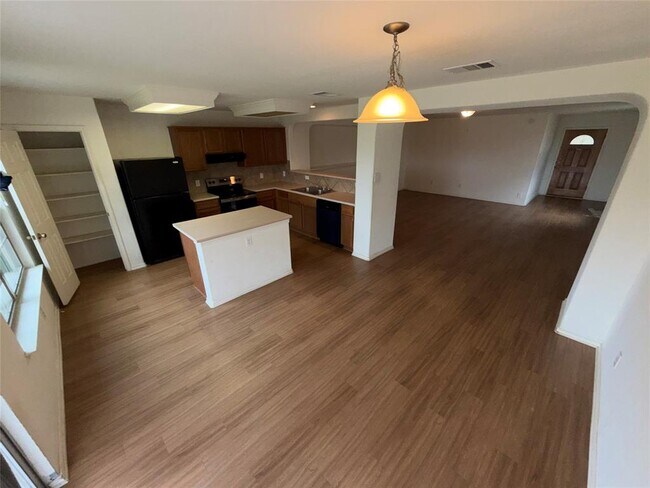 Building Photo - 621 Dark Tree Ln