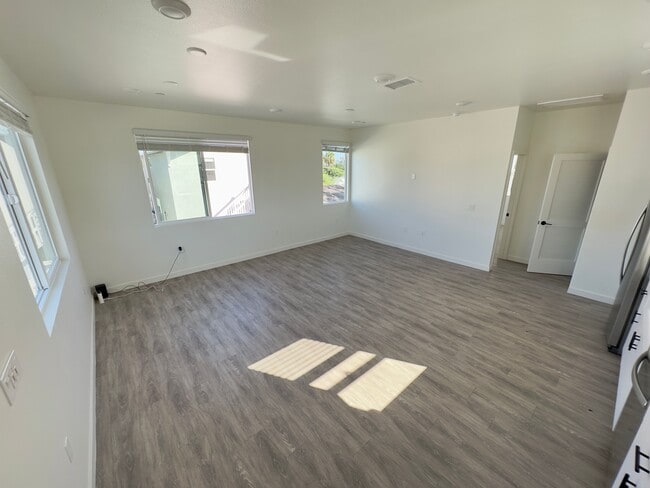 Building Photo - 4013-4021 Logan Ave