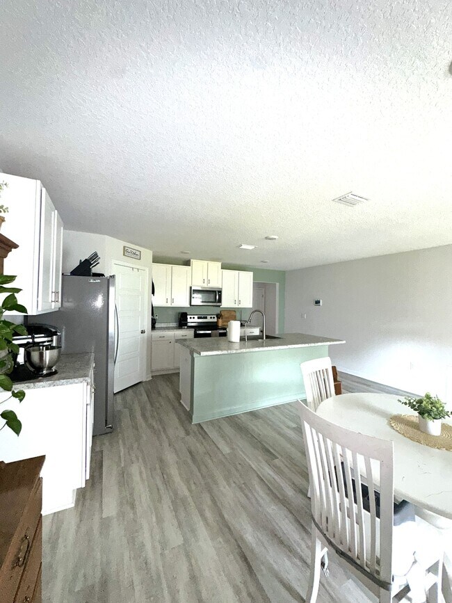 Building Photo - 5847 Belmont Stakes Rd
