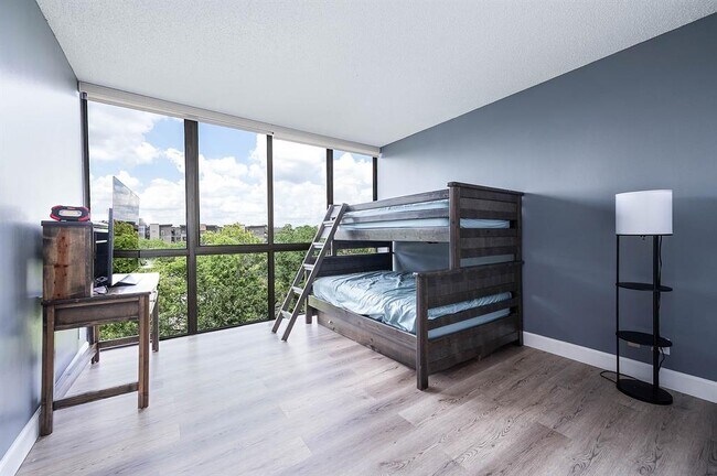 Building Photo - 5001 Woodway Dr