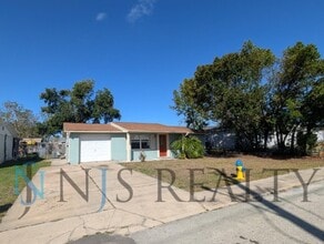 Building Photo - 3/1/1, 1136 Sq. Ft., updated kitchen & bath, fenced in yard, WINE fridge!!