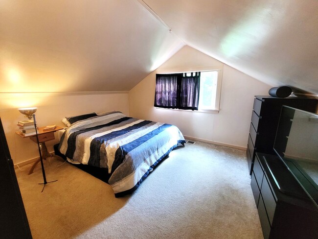 Building Photo - Charming Three Bedroom Home with Large Fen...