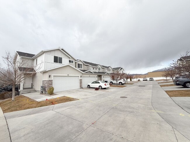 Building Photo - 3 Bed 3 Bath - Townhouse