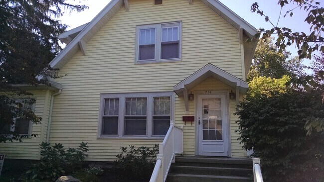 Building Photo - 710 E 1st St