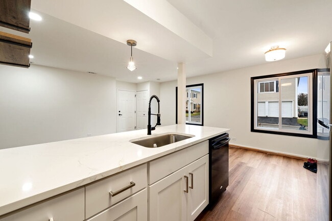 Building Photo - 1481 Quaker Ln