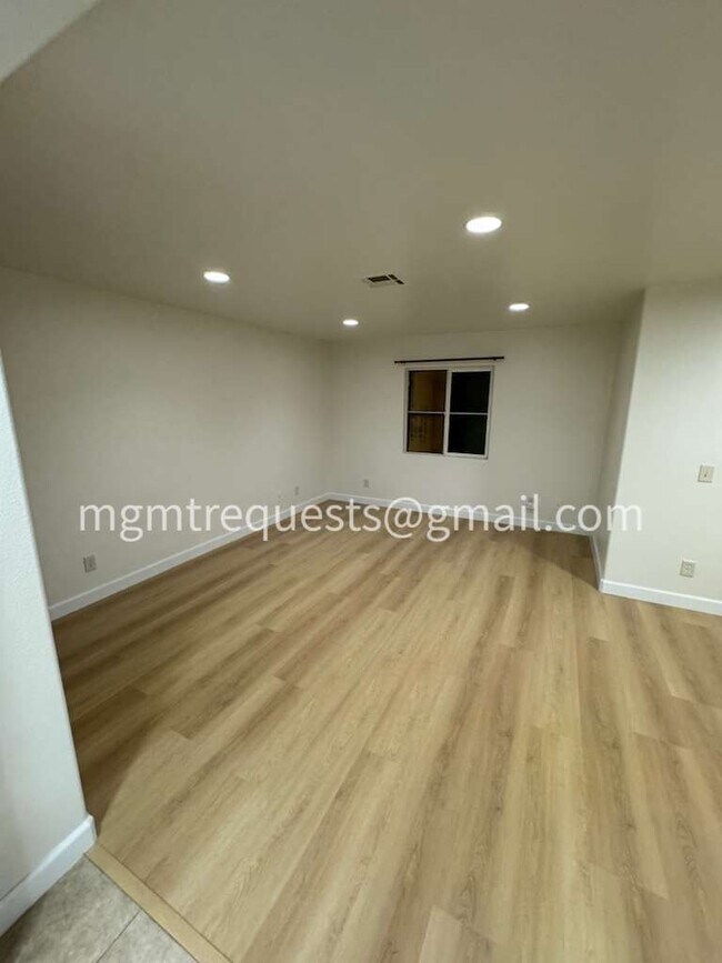 Building Photo - 11943 Olive St