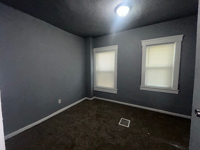 Building Photo - Charming 3-Bedroom Property in Prime Location