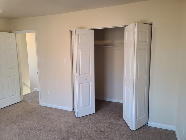 Building Photo - 3 Bedroom 2 1/2 bath ** End Unit** Townhome for Rent in Waynesboro