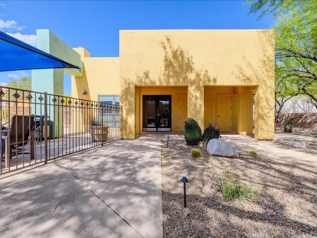 Building Photo - 3 Bedroom, 2.5 Bath CATALINA MOUNTAIN VIEWS! ROOF TOP CABANA!!